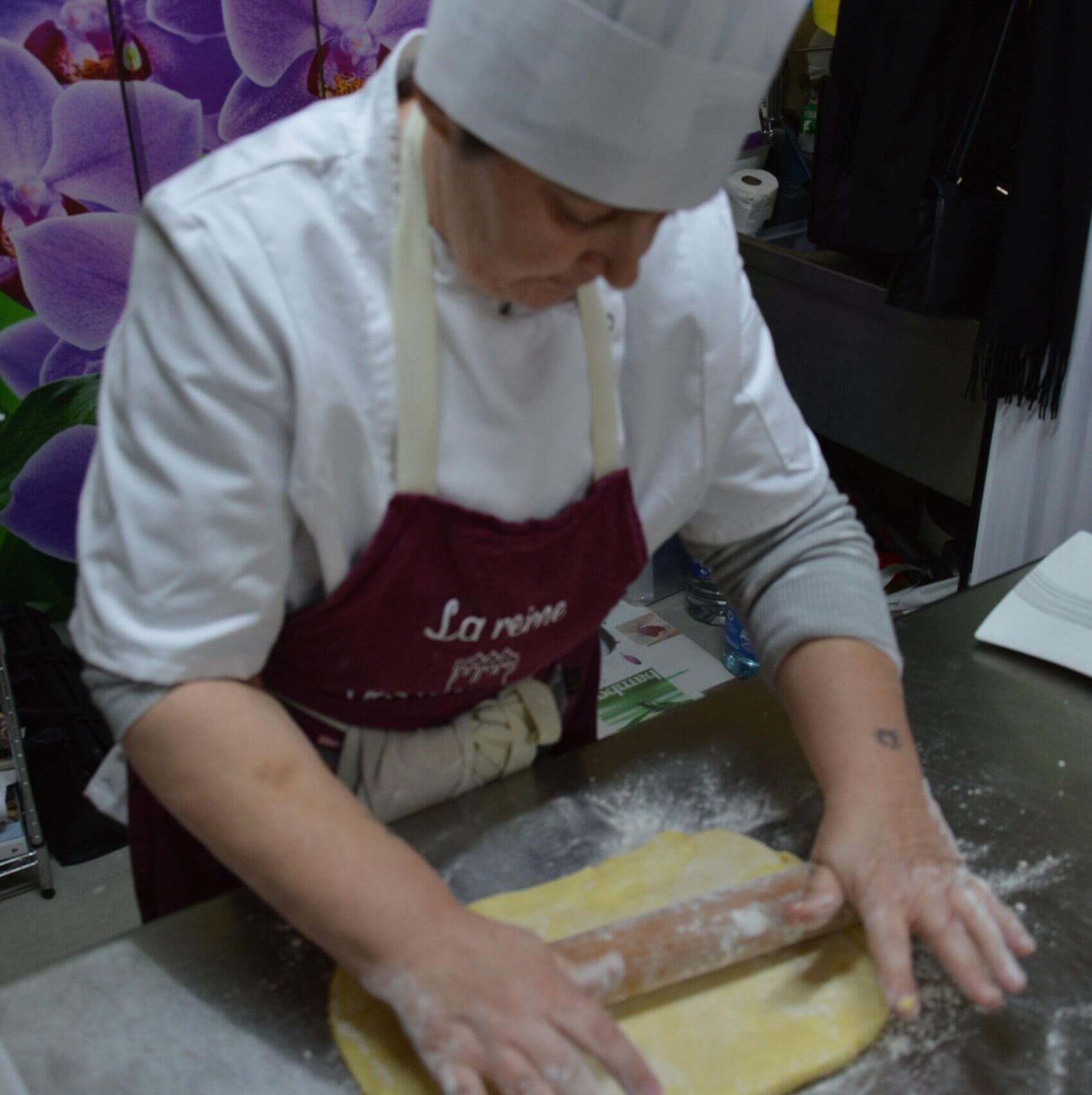 Nathalie en pleine préparation galette des rois au Labo l'atelier sucré de Nathalie à Toulon dans le Var