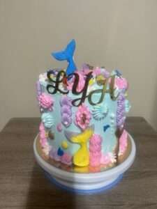 Gâteau d'anniversaire produits par l'atelier sucre de Nathalie au 22 rue Chevalier Paul à Toulon dans le Var en Provence