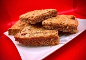 Brownie 6 personnes minimum Œufs entiers, sucre blanc, beurre, farine de blé, chocolat , amandes, noix, noisettes